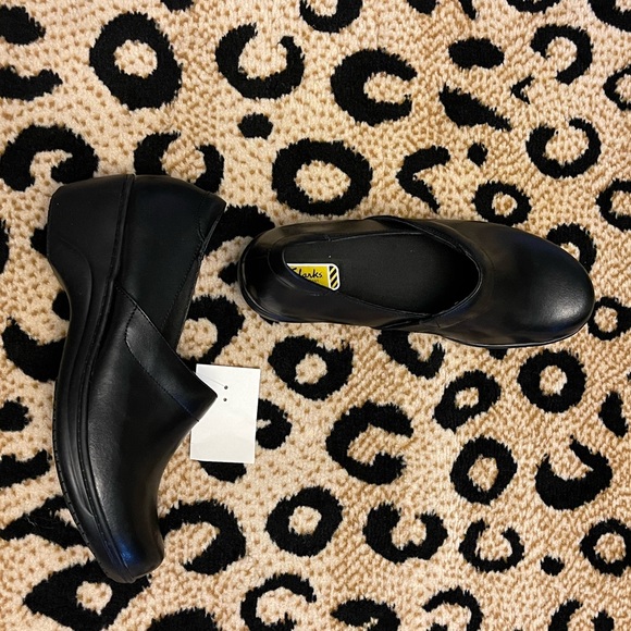 Brand new Clark’s slip Resistant black slides - Picture 3 of 16